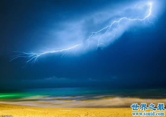 世界上闪电最多的地方，马拉开波湖(1年有297天闪电)(www.gifqq.com)