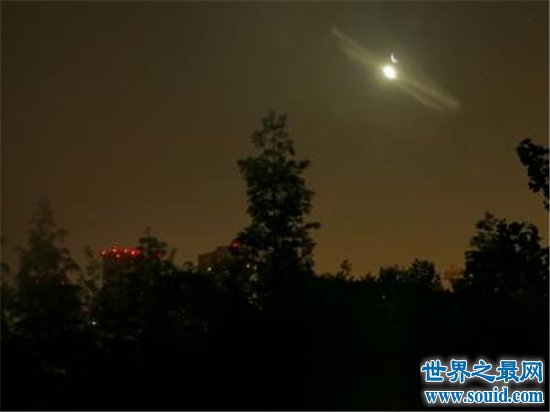 8·20上海ufo事件，不少人都表示亲眼看到并拍照(www.gifqq.com)