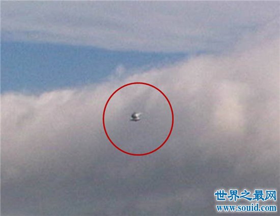 8·20上海ufo事件，不少人都表示亲眼看到并拍照(www.gifqq.com)