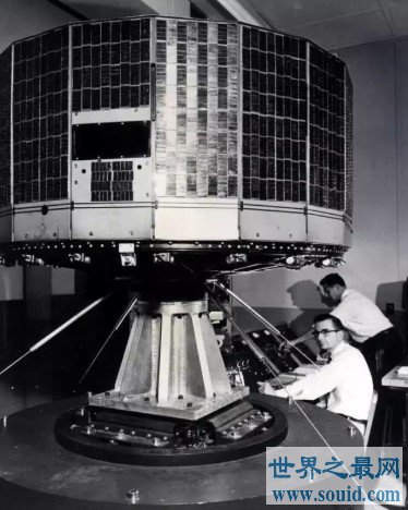 世界上第一颗气象卫星，直径约1.07米、高0.48米(www.gifqq.com)