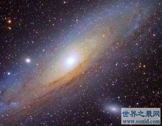 宇宙最明亮星系，比300万亿个太阳还要亮(www.gifqq.com)