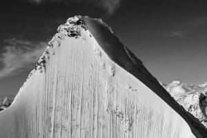 最极端的滑雪运动，4000米山峰直接滑下去