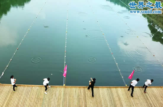 打水漂世界纪录，美国男子一次打出88个水漂(视频)(www.gifqq.com)