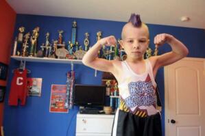 8岁的摔跤神童斯蒂夫·波林，已签约世界级格斗联赛