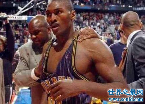 NBA十大打架事件，他直接被打退役。(www.gifqq.com)