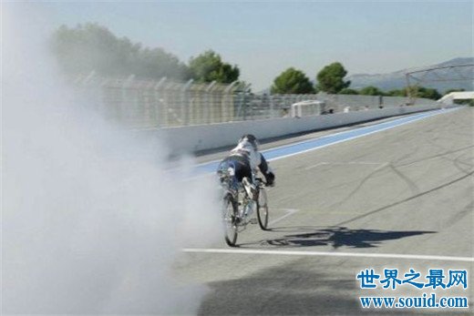 世界自行车最高时速，时速333公里的疯子(www.gifqq.com)