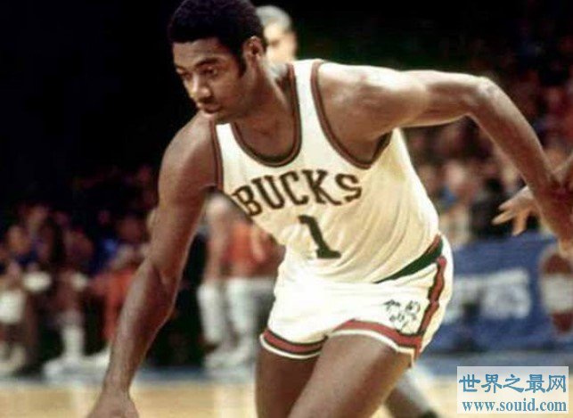 NBA史上最佳新秀球员，是篮球领域恐怖的存在(www.gifqq.com)