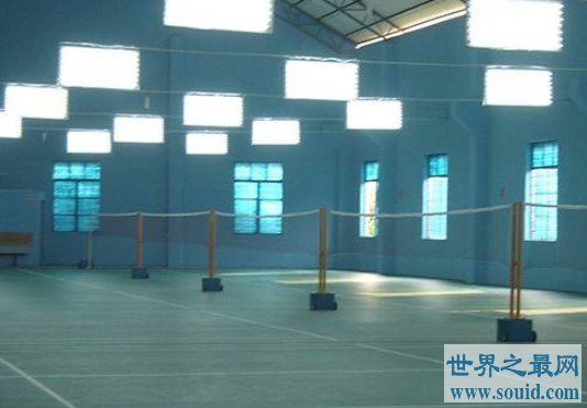 国际标准羽毛球网最高高度，网中间高1.524米，网柱高1.55米(www.gifqq.com)