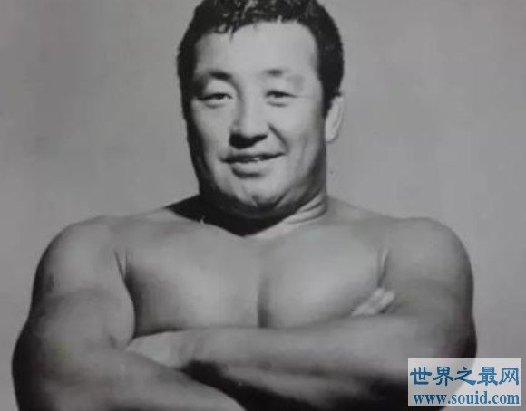 世界上首个获得NWA世界摔跤冠军的东方人，身高2.09米(www.gifqq.com)