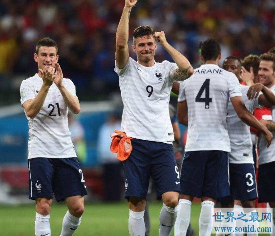 法国足球运动员奥利维尔·吉鲁，带领队友夺得世界杯冠军(www.gifqq.com)