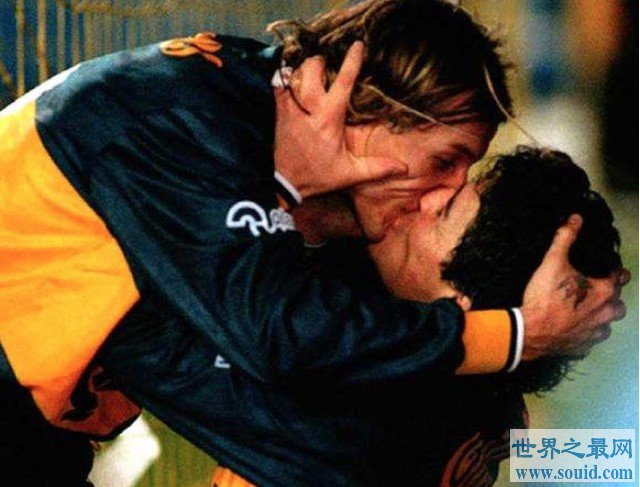 足球史最经典的世纪之吻，长达6分钟的舌吻(www.gifqq.com)