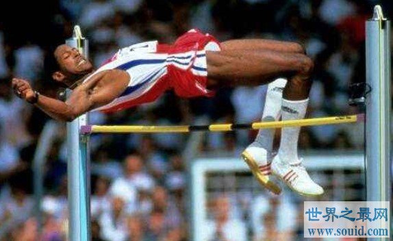 男子跳高世界尔纪录，跳高之王索托马约(www.gifqq.com)