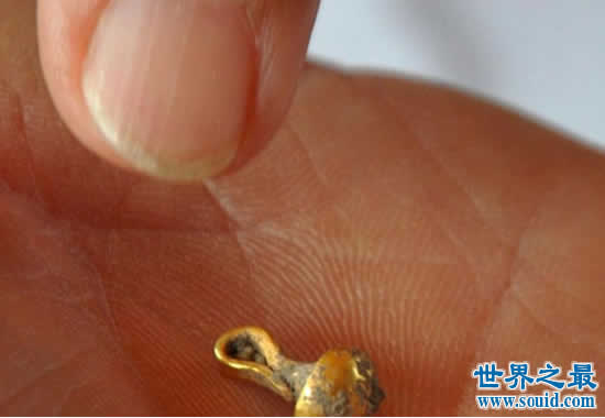 世界上最古老的24K纯金吊坠，生产与6600年前(www.gifqq.com)