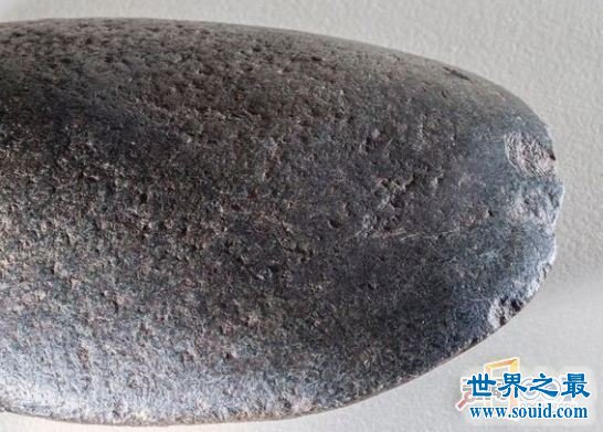 世界上最古老的斧头，5万年前的玄武岩石头斧头(www.gifqq.com)