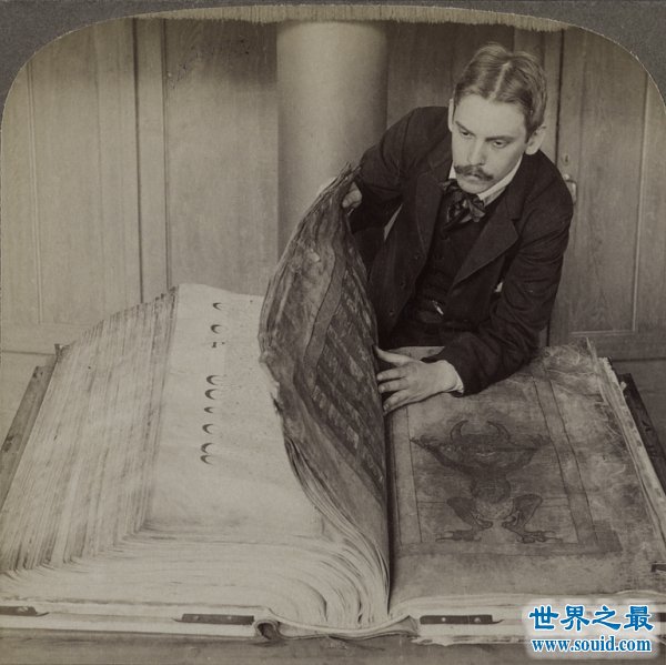 世界上最大的五本宗教经书，魔鬼圣经重150斤(www.gifqq.com)