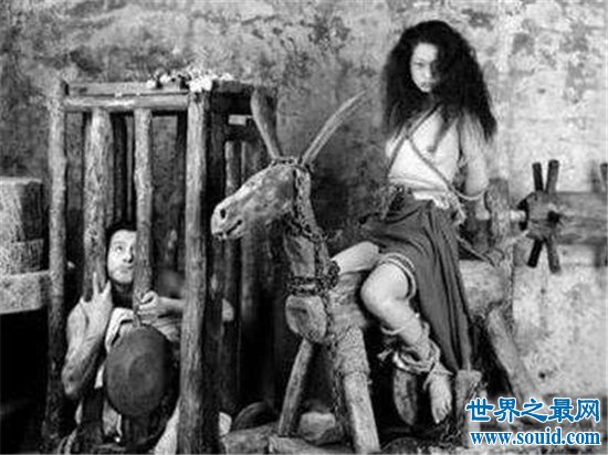 骑木马驴为女性设计，尖硬的木桩直接戳入女性下体(www.gifqq.com)