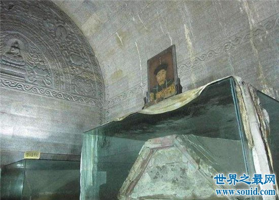 康熙墓曾被专家持枪进入，没找到遗骸于是被封(www.gifqq.com)
