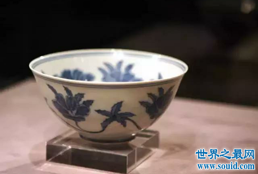 拍卖最贵的十大瓷器排行，元青花萧何月下追韩信图梅瓶8.4亿(www.gifqq.com)