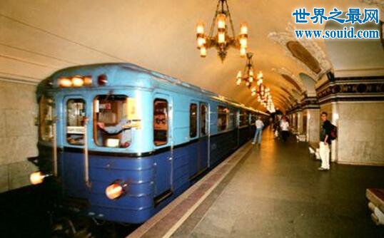世界上最美的地铁，莫斯科复古车/去了不想走(www.gifqq.com)