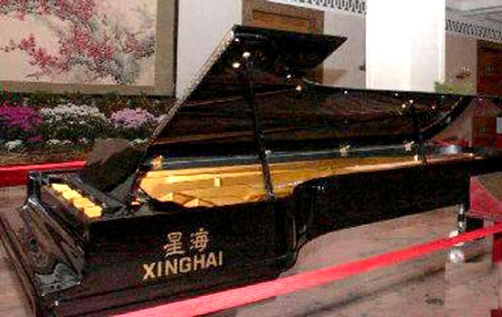 世界上最大的钢琴(www.gifqq.com)