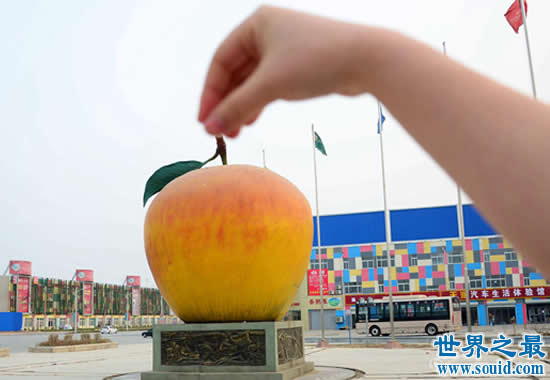 世界上最大的苹果雕塑，高达8米的逼真大苹果(www.gifqq.com)