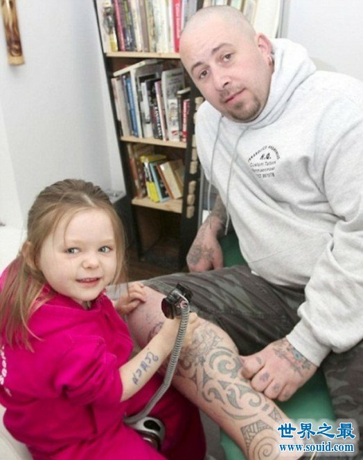 世界上最年轻的纹身艺术家，3岁女孩变纹身大师(www.gifqq.com)