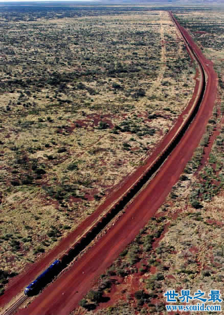 世界上最长的火车，长达7353米(需用8个车头拉)(www.gifqq.com)