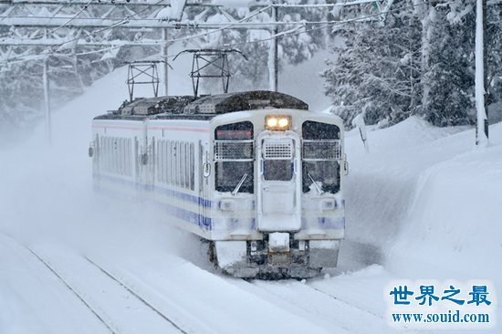 世界上最慢的火车，日本雪龟号(比自行车还慢)(www.gifqq.com)