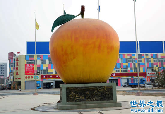 世界上最大的苹果雕塑，高达8米的逼真大苹果(www.gifqq.com)