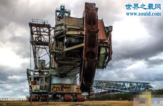 世界最大机器怪兽，服役50年后被遗弃(www.gifqq.com)