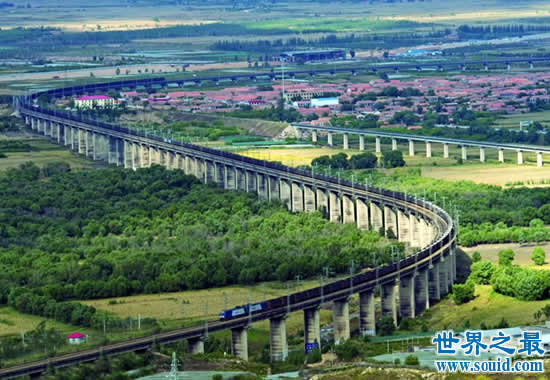 世界上最长的火车，长达7353米(需用8个车头拉)(www.gifqq.com)