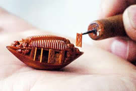 中国工艺品的吉尼斯世界纪录，牙片上雕383个字
