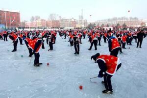 世界上最多人同时抽陀螺，黑龙江1000名学生抽冰尜