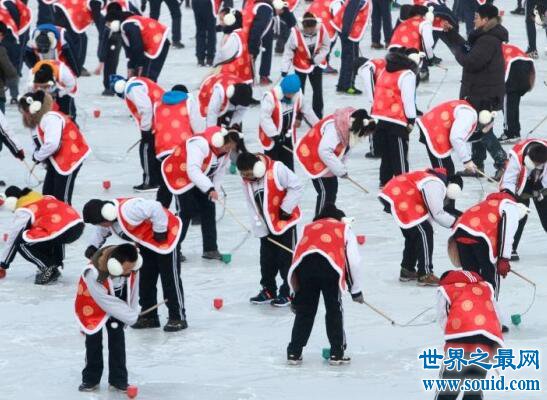 世界上最多人同时抽陀螺，黑龙江1000名学生抽冰尜(www.gifqq.com)