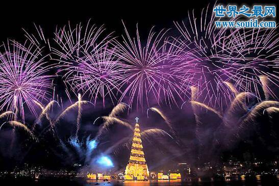 世界上最大的圣诞树，28层楼高(挂310万灯泡)(www.gifqq.com)