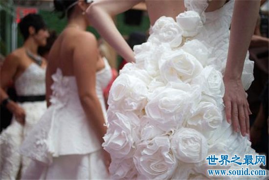 世界最便宜婚纱，纸质美眉拼凑成最美最便宜婚纱！