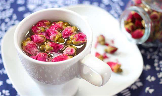 喝玫瑰花茶的好处，改善女性气血达到内分泌平衡