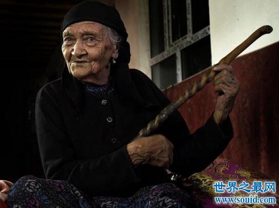 中国第一寿星，阿丽米罕历经三个世纪(131岁高龄)(www.gifqq.com)