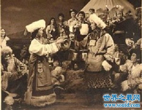 1983年中国第一届春晚，我们每个人的骄傲和感动！(www.gifqq.com)