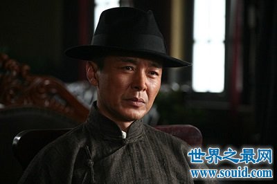 最燃电影《红海行动》，看最帅政委王强演绎军人铁骨(www.gifqq.com)