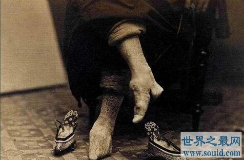 中国史上第一个裹小脚的女人，揭露近千年的畸形美(www.gifqq.com)