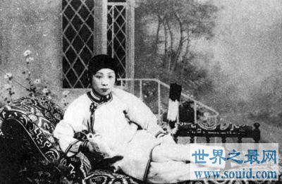 中国史上第一个裹小脚的女人，揭露近千年的畸形美(www.gifqq.com)