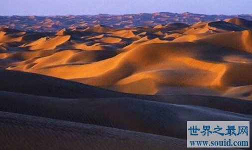中国最大的沙漠，荒无人烟寸草不生(www.gifqq.com)