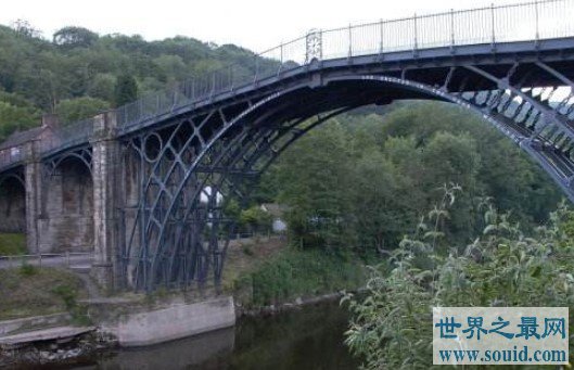 世界首座铁桥大规模维修，已有两百多年历史(www.gifqq.com)