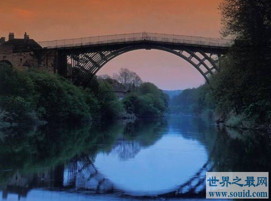 世界首座铁桥大规模维修，已有两百多年历史(www.gifqq.com)
