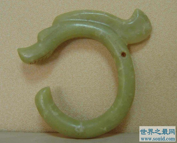 中国现今发掘的最早的玉龙，恰如一条即将出水的巨龙(www.gifqq.com)