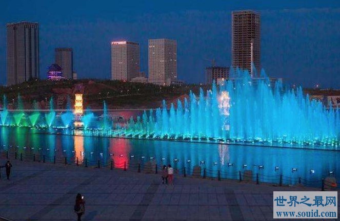 亚洲喷水最高的喷泉，喷水高度达184米(www.gifqq.com)