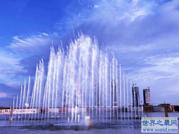 亚洲喷水最高的喷泉，喷水高度达184米(www.gifqq.com)