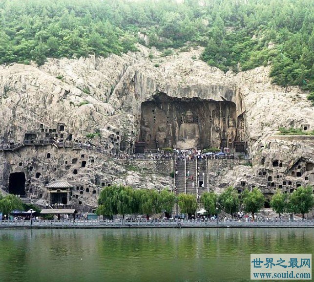 中国最大的石窟,现存石像有10万余座(www.gifqq.com)