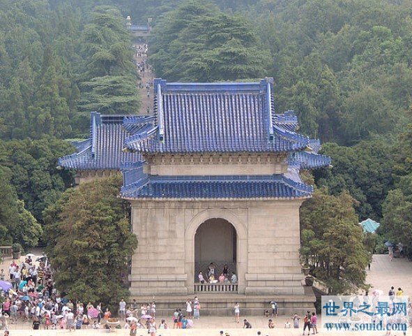 最有讲究的台阶，从陵园的大门到顶端共有392级台阶(www.gifqq.com)